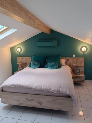 une chambre avec un grand lit aux murs verts dans l'établissement Évasion au bord de mer, Appartement avec piscine, au Barcarès
