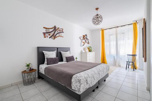 une chambre avec un lit, une table et une chaise dans l'établissement T2 au calme - Rond Point de Vannes, à Nantes