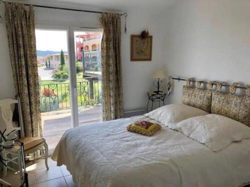 - une chambre avec un lit et un balcon dans l'établissement Villa la provencale, à Roquebrune-sur Argens