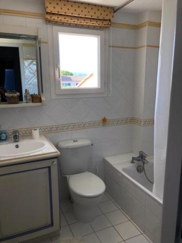 une salle de bain avec toilettes, baignoire et lavabo dans l'établissement Villa la provencale, à Roquebrune-sur Argens
