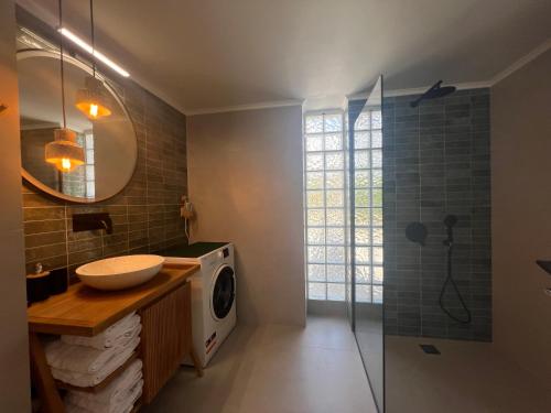 ein Badezimmer mit Waschbecken und Waschmaschine in der Unterkunft springs suites no2 in Kato Alepochori