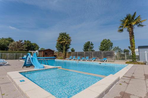 une piscine avec un toboggan et un slidesktop dans l'établissement Mobil-home Ambon 6 personnes, à Ambon