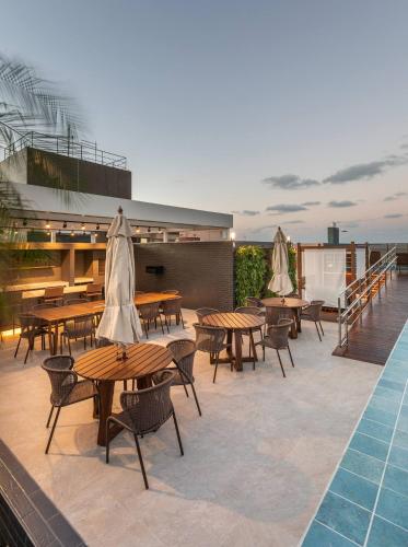 Balkón nebo terasa v ubytování Apto Cobertura com jacuzzi, churrasqueira e vista mar, URBANI 906