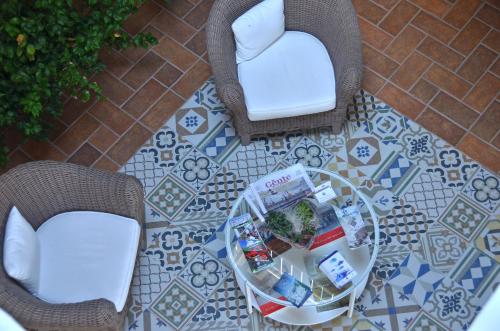 una vista aérea de un patio con 2 sillas y una mesa en Hostal La Fonda, en Conil de la Frontera
