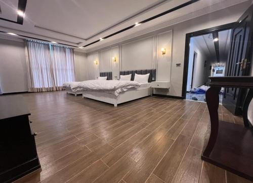 a large room with a bed and a piano at Water vibe hotel in Kalām