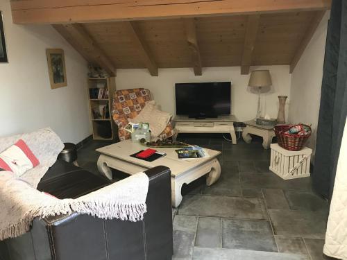 un salon avec deux canapés et une télévision dans l'établissement Gite Le sommet, à Sallanches