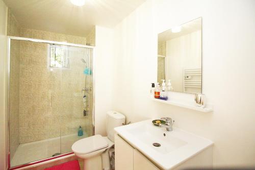 une salle de bain avec un lavabo, des toilettes et une douche dans l'établissement Ma Vie, à Mandelieu-la-Napoule