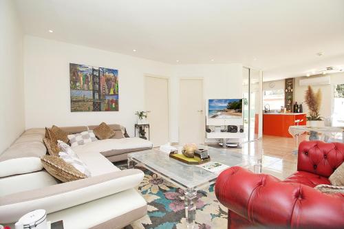 un salon avec un canapé et une table dans l'établissement Ma Vie, à Mandelieu-la-Napoule