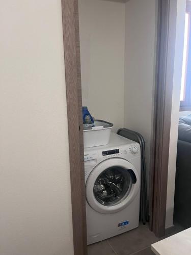 a washer and dryer in a small room at Domus Aura Apartments in SantʼAntìoco
