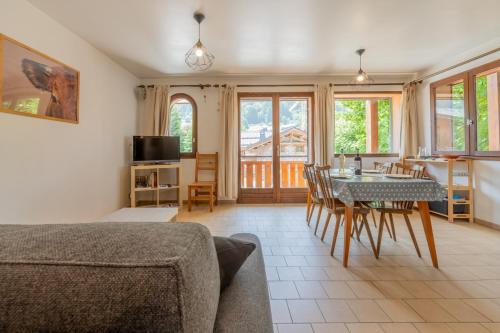 un salon avec une table et une salle à manger dans l'établissement Serac 2 - Snow and Trek, à Morzine