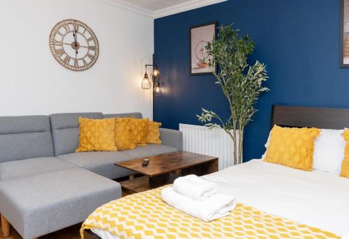 a living room with two beds and a couch at Open Mind Property - 1 Bed Flat with 3 Double Beds in Portsmouth