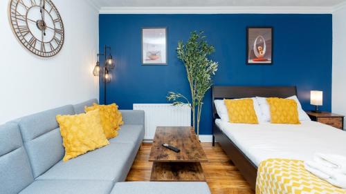 a living room with a couch and a table at Open Mind Property - Cozy 2 Bed Room & Free Parking in Portsmouth