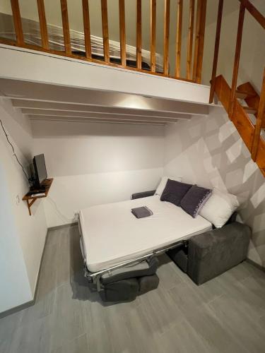 Ce lit se trouve dans une petite pièce située sous un escalier. dans l'établissement Chez Franou, centre ville , rez de chaussée, à Nîmes