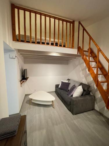 un salon avec un canapé et une table dans l'établissement Chez Franou, centre ville , rez de chaussée, à Nîmes