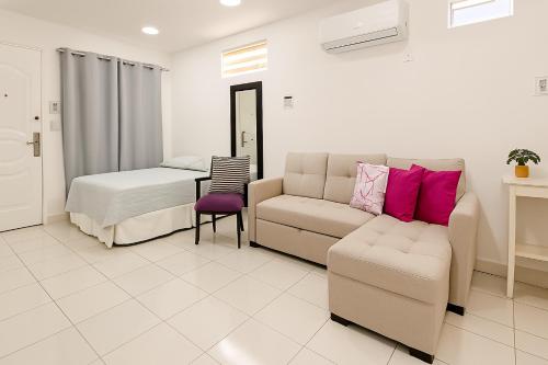 Ruang duduk di Tocumen Airport Los Corcho Suites
