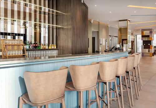 Ο χώρος του lounge ή του μπαρ στο B&B HOTEL Lille Lillenium Eurasanté