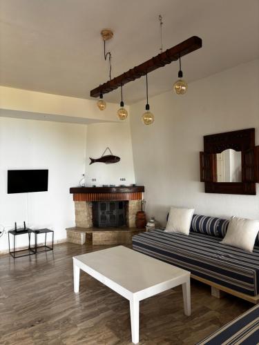 TV a/nebo společenská místnost v ubytování Konstantinos Polichrono Residence