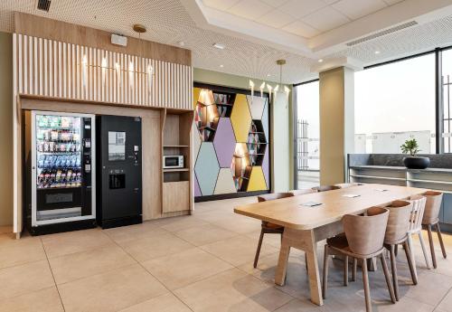 Η κουζίνα ή μικρή κουζίνα στο B&B HOTEL Lille Lillenium Eurasanté