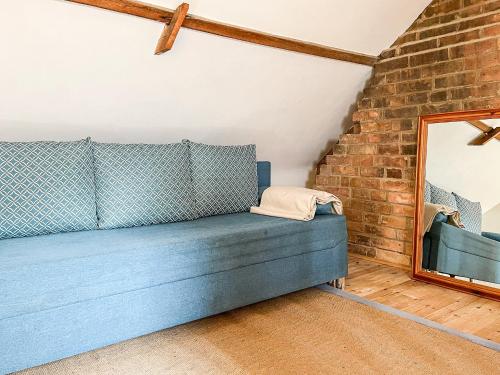 Una cama o camas en una habitación de The Snug