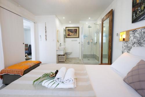 una camera con letto king-size e doccia di Cottage de la Plage - Le Gosier, proche plage, jacuzzi, location Prestige Caraïbes a Le Gosier
