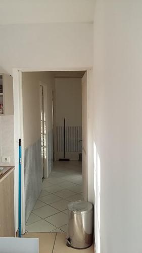 - un couloir d'une cuisine avec une poubelle dans l'établissement GITE Logis du Parc Libourne, à Libourne