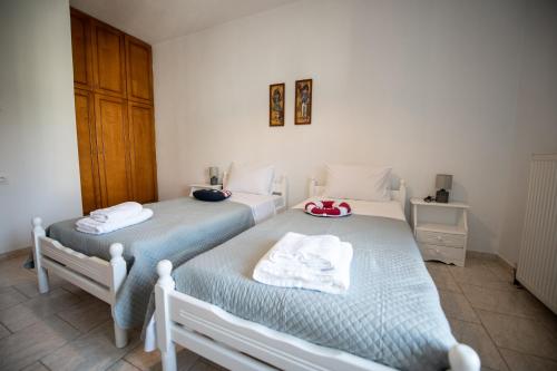 two beds sitting next to each other in a room at Zisi's Home in Neo Klima