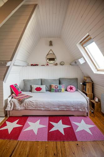 une chambre avec un grand lit dans un grenier dans l'établissement DUPLEX villa ancienne, 59 m2 , vue mer et plein centre!, à Villers-sur-Mer