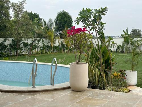 Bazén v ubytování BaliSoul 4BR A Day in Bali,Hyderabad By Homeyhuts nebo v jeho okolí