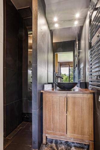 une salle de bain avec un lavabo et un miroir dans l'établissement KAZA BELLA Les Carroz Chalet moderne avec vue Duplex 3 chambres et 3 SDB Les Carroz Grand Massif, à Arâches-la-Frasse