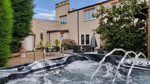 Πισίνα στο ή κοντά στο The East Wing at Rufford Park Lodge, Hot Tub Retreat
