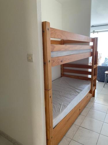 quelques lits superposés dans une chambre dans l'établissement Appartement lumineux en front de mer, à Frontignan