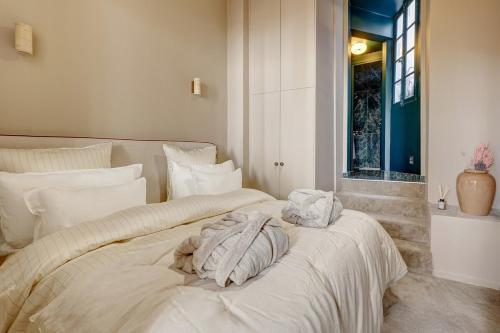 une chambre avec deux lits avec des serviettes dessus dans l'établissement La suite de luxe Saint Germain, à Paris