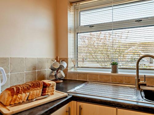 Η κουζίνα ή μικρή κουζίνα στο 2 Bed in Heacham CHLN8