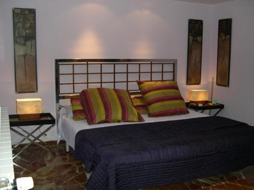 um quarto com uma cama grande e 2 candeeiros em Casa Valfonda em Torres de Barbués