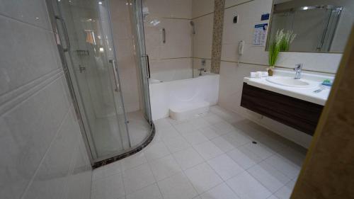 a bathroom with a shower and a sink at Gran Recreo Hotel - Trujillo - Perú in Trujillo