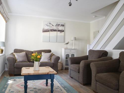 ein Wohnzimmer mit zwei Sofas und einem Tisch in der Unterkunft Kings Cottages 9 in Salcombe