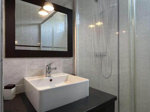 une salle de bain blanche avec un lavabo et une douche dans l'établissement Appart 2 pièces 6 couchages CERBERE BN200-013, à Banyuls-sur-Mer