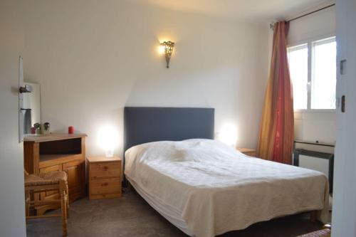 une chambre avec un lit, une chaise et une fenêtre dans l'établissement Appart 2 pièces 4 couchages BANYULS SUR MER BN400-031, à Banyuls-sur-Mer