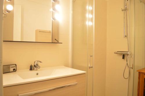 une salle de bain avec un lavabo et une douche dans l'établissement Appart 2 pièces 4 couchages BANYULS SUR MER BN400-031, à Banyuls-sur-Mer
