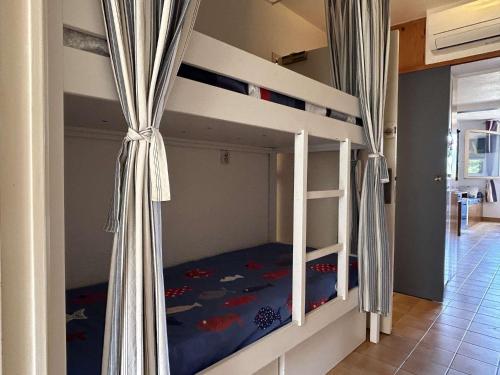une chambre avec deux lits superposés dans une pièce dans l'établissement Appart 2 pièces 6 couchages CERBERE BN200-013, à Banyuls-sur-Mer