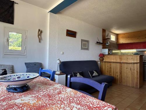 un salon avec une table et un canapé dans l'établissement Appart 2 pièces 6 couchages CERBERE BN200-013, à Banyuls-sur-Mer