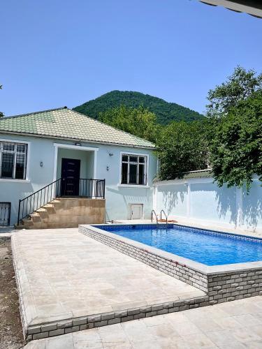 Central House with Heated Family Friendly Pool and Mountain View
