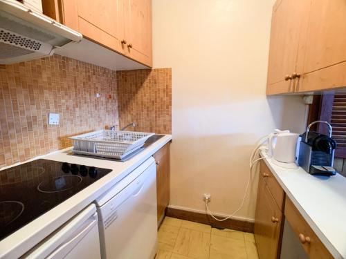 une cuisine avec un évier et un plan de travail dans l'établissement Appartement 2 pièces, 6 pers, balcon, proche pistes et commerces - Val Claret, Tignes - FR-1-502-346, à Tignes