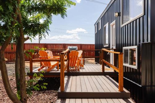 Balkón nebo terasa v ubytování NEW Stunning Tiny Home w private deck firepit BBQ