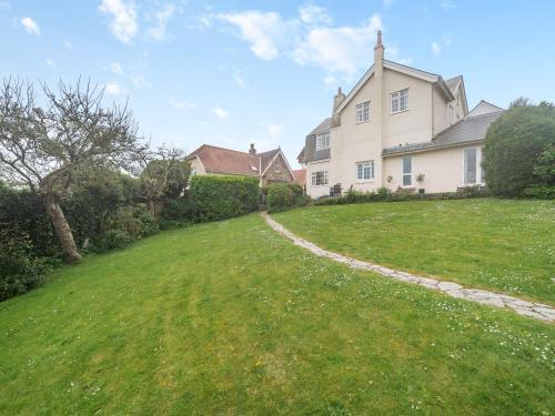 een huis met een grasveld voor een huis bij Stonehanger 2 - Cottage in Salcombe