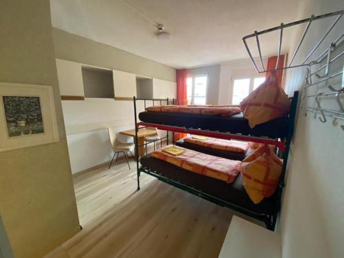 Postel nebo postele na pokoji v ubytování Adrenalin Backpackers Hotel