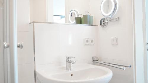 Ένα μπάνιο στο Panorama Stadtblick Penthouse 105qm Maisonette Oldtown