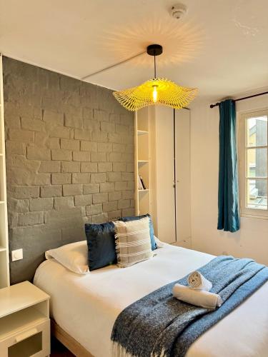 - une chambre avec un grand lit et un plafond jaune dans l'établissement Le Saint Melaine, Hyper centre de Rennes, à Rennes
