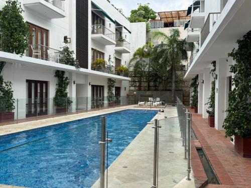 ein Swimmingpool mitten in einem Gebäude in der Unterkunft Virrey Luxury Aparments in Ciudad Amurallada in Cartagena de Indias