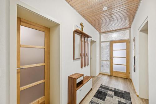 un corridoio con pareti bianche e soffitto in legno di 2BR, 4 Beds, TV, Kitchen & free parking a Eschenbach in der Oberpfalz
